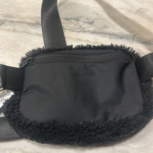 Brand New with Tags LULULEMON Belt bag - Picture 3 of 4